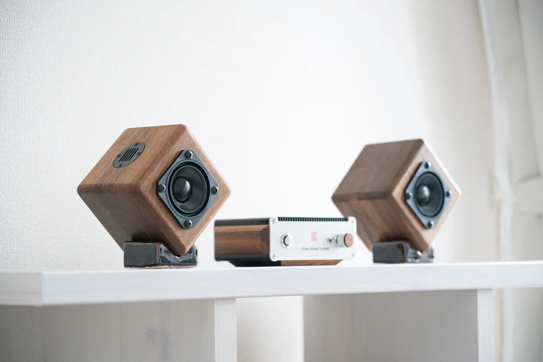 美しい木目と重厚感。ウォルナット材から生まれたハンドメイド 美しい木目と重厚感。ウォルナット材から生まれたハンドメイド