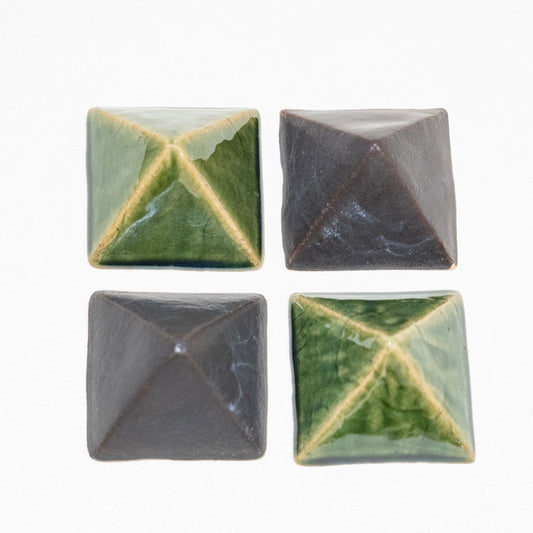 ピラミッド結界　緑黒（織部と鉄釉薬）