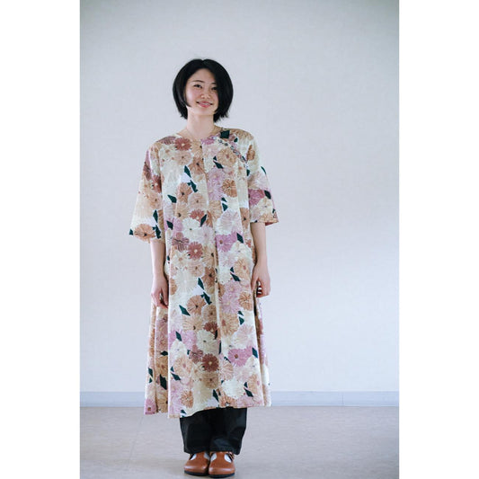 【521】ヒエン夫人のワンピース（ベージュ地、花柄）［ezu］